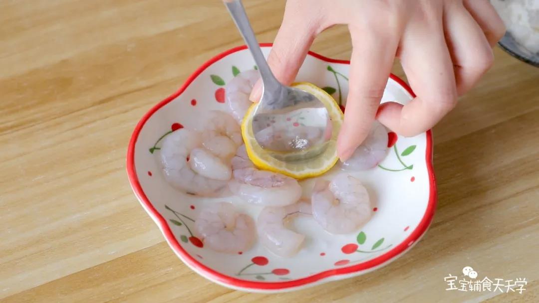 虾仁加入柠檬片腌制去腥