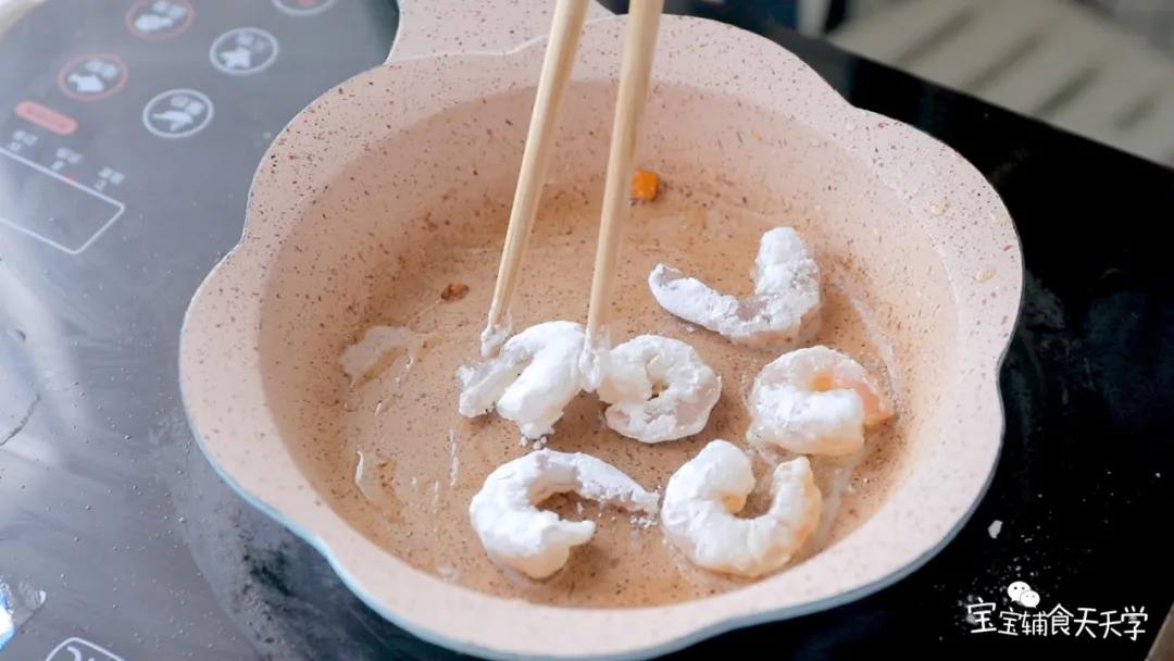 热锅，倒入适量的油，把虾仁煎至金黄变色