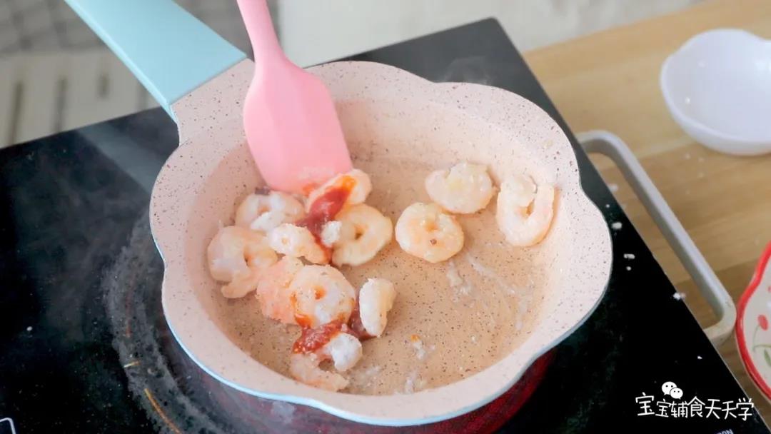 倒入番茄酱、糖和少许水，翻炒均匀