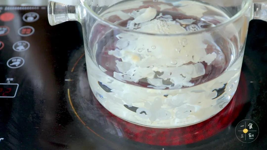 泡发好的银耳放入锅中，加入清水炖煮20分钟至出胶