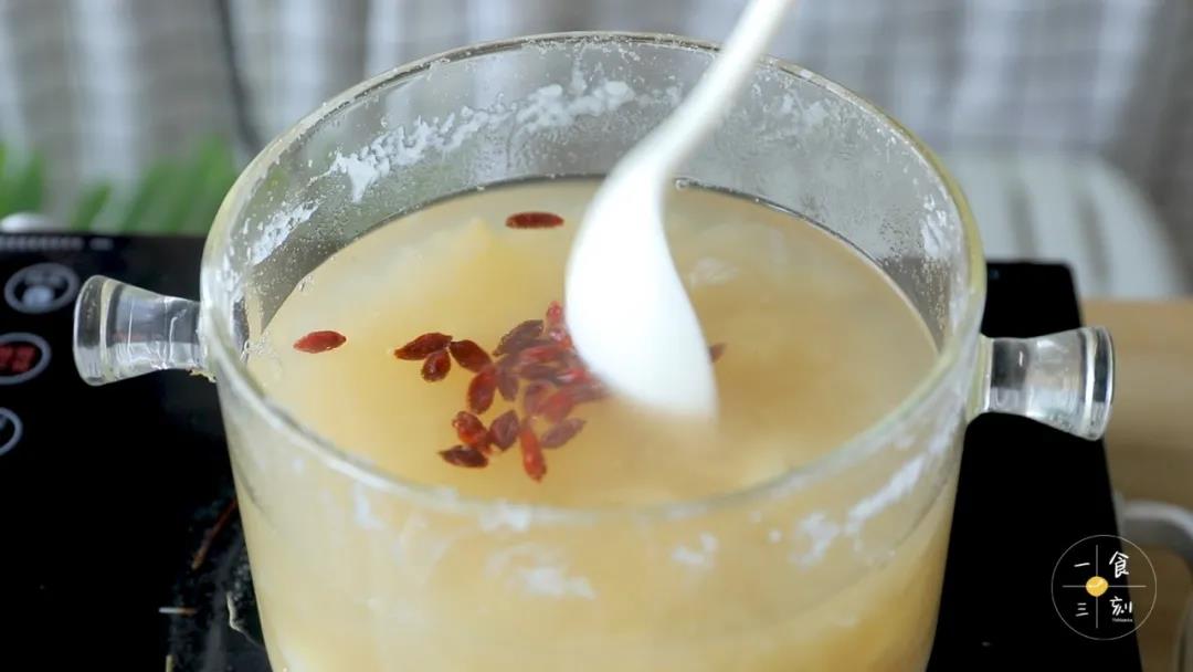 出锅前加入枸杞就好啦