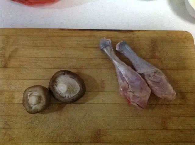 鸡腿和香菇洗净。
