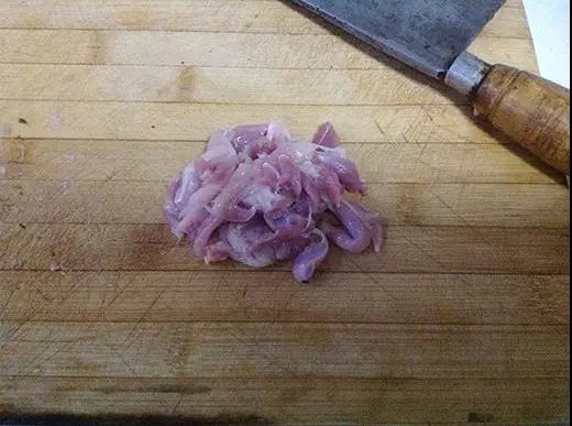 煮香菇的时候处理一下鸡腿。剔骨去皮去筋取肉。