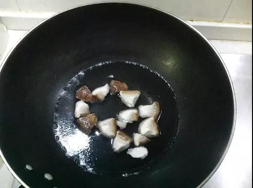 香菇去蒂撕成小块，放入锅里煮熟。煮香菇水留着备用。