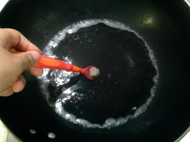 香菇水烧热开小火，用宝宝勺舀半勺肉泥稍捏圆放入锅中。
