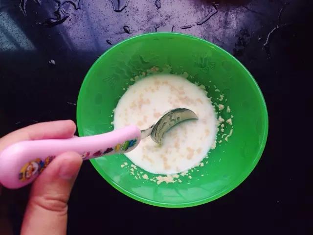 配方奶放入微波炉转10秒至微热，倒入酵母充分搅拌溶解。