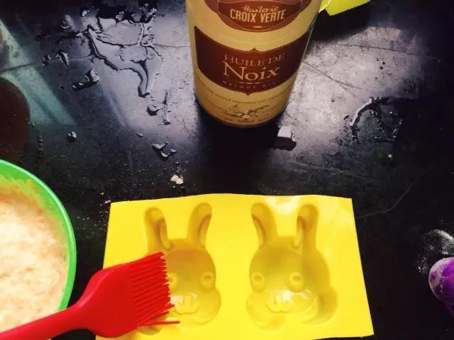 模具刷一层油，倒入面糊至模具的一半高。