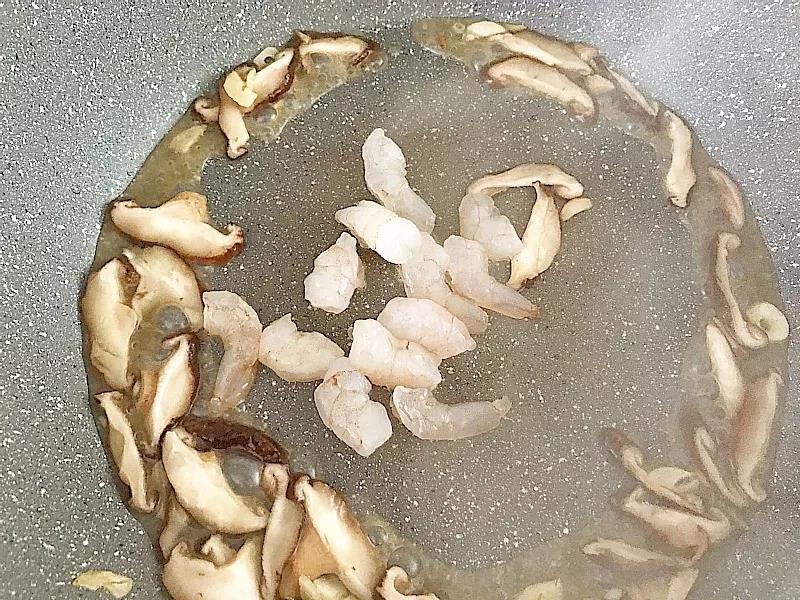 虾仁放入锅中继续翻炒。