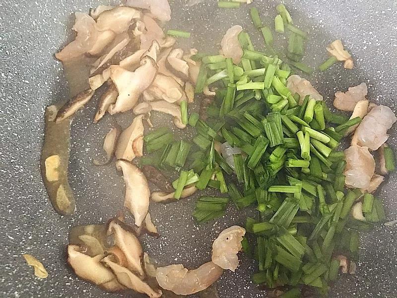 韭菜放入锅中继续翻炒，中途锅内如果过干可加少量水。