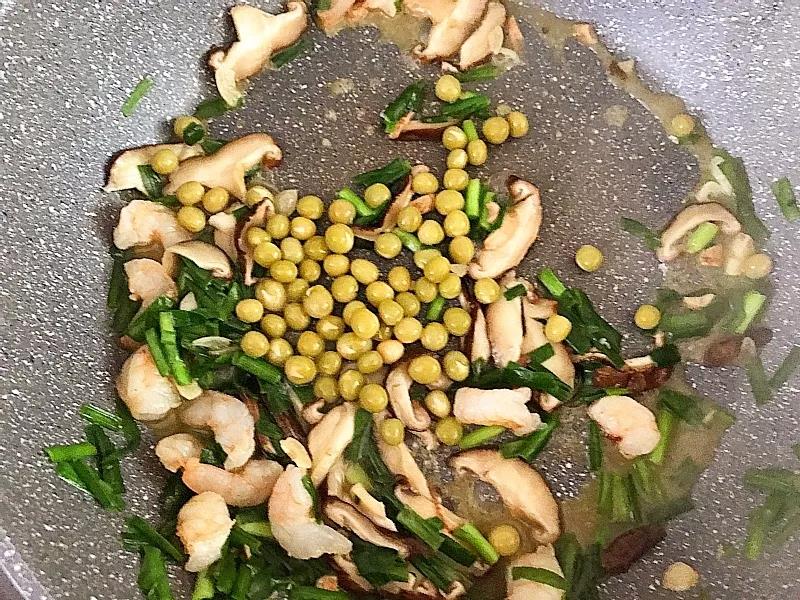 豌豆放入锅中，继续翻炒。