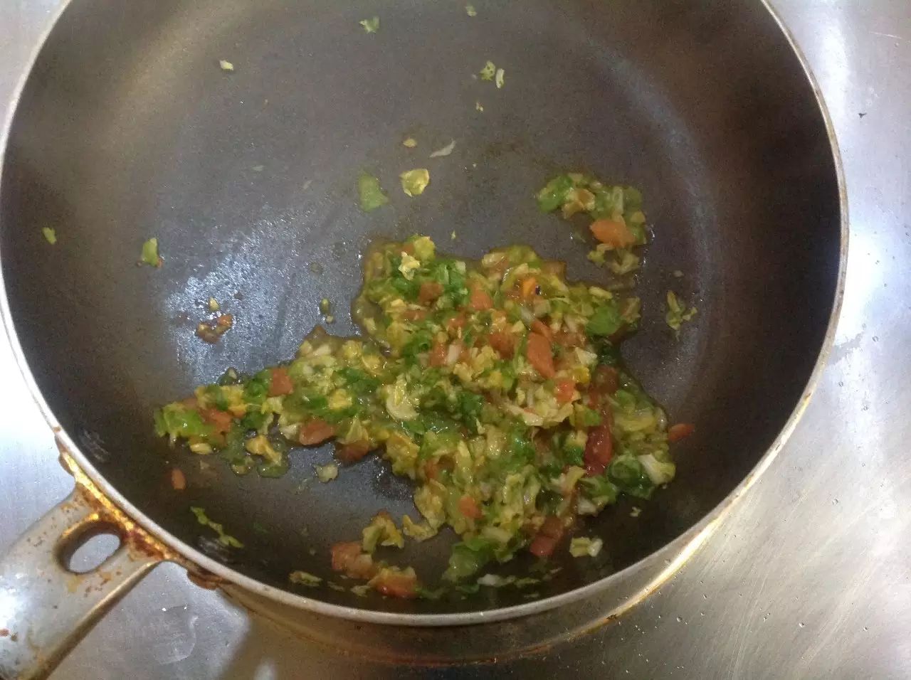 同时将蔬菜炒软。