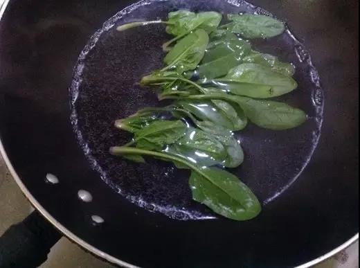 菠菜4棵放入沸水中焯1分钟拿出切段。