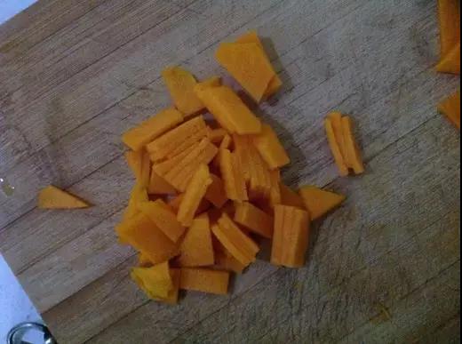 南瓜一小片切成适合宝宝大小的薄片。