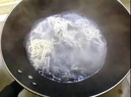 沸水放入20克面条。