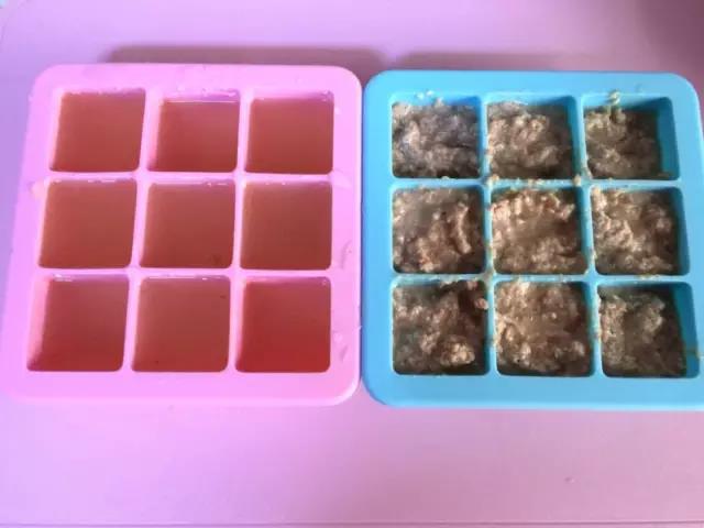 鸡肉打泥，留出一顿吃的量，其余和高汤分别冷冻成冰块。