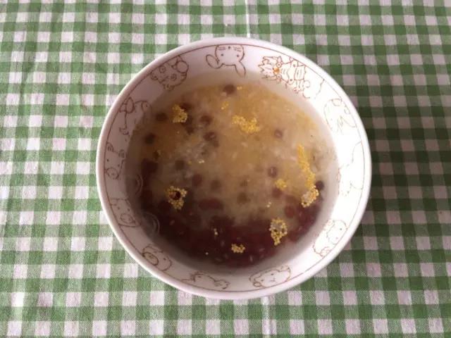 大米小米和红豆浸泡1小时后开始煮粥。