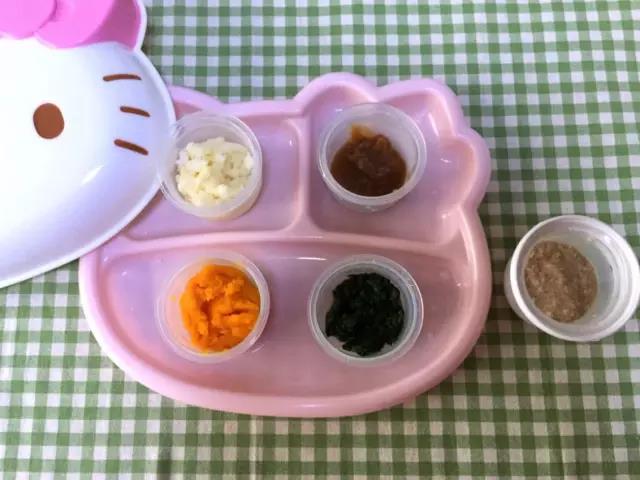 红枣煮熟去皮压成泥。