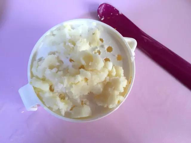 南瓜和山药洗净蒸熟去皮后研磨成泥。