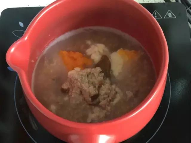 粥快好时加入除油菜外的食材煮10分钟，加入油菜煮1分钟即可。