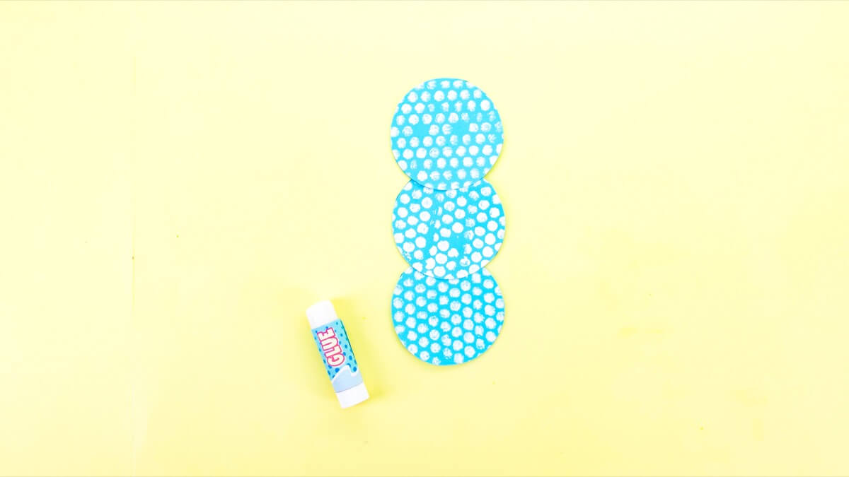 步骤4：将它们粘在一起，略微重叠。