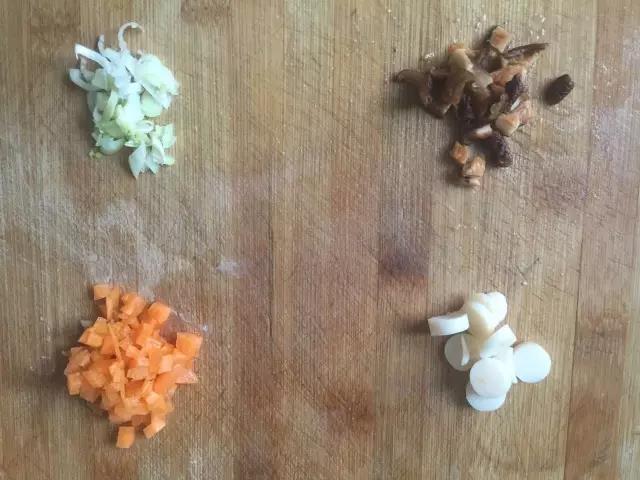 胡萝卜切碎，香菇切碎，鳕鱼肠切片，葱切碎。