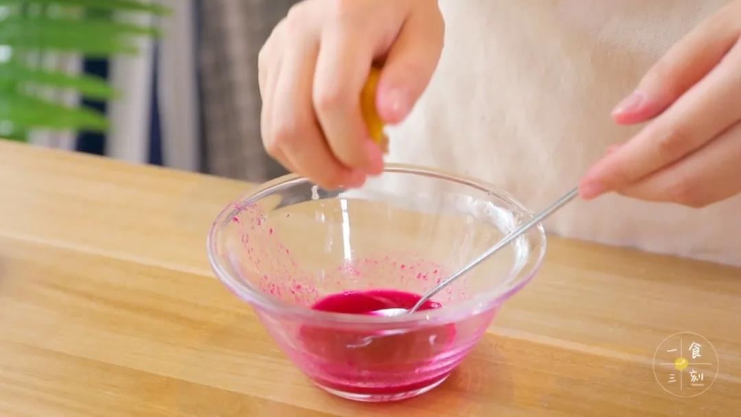 红心火龙果捣碎，过筛出火龙果汁（20g），挤一两滴柠檬汁