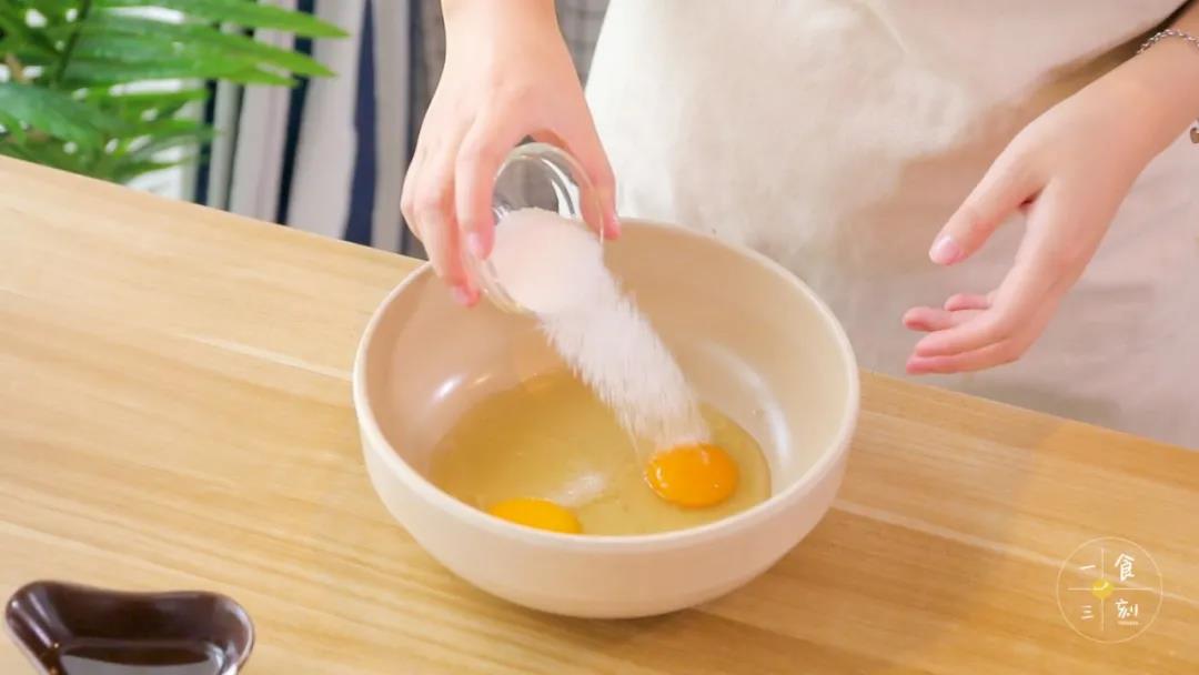 敲出鸡蛋，加入细砂糖和玉米油，搅拌均匀