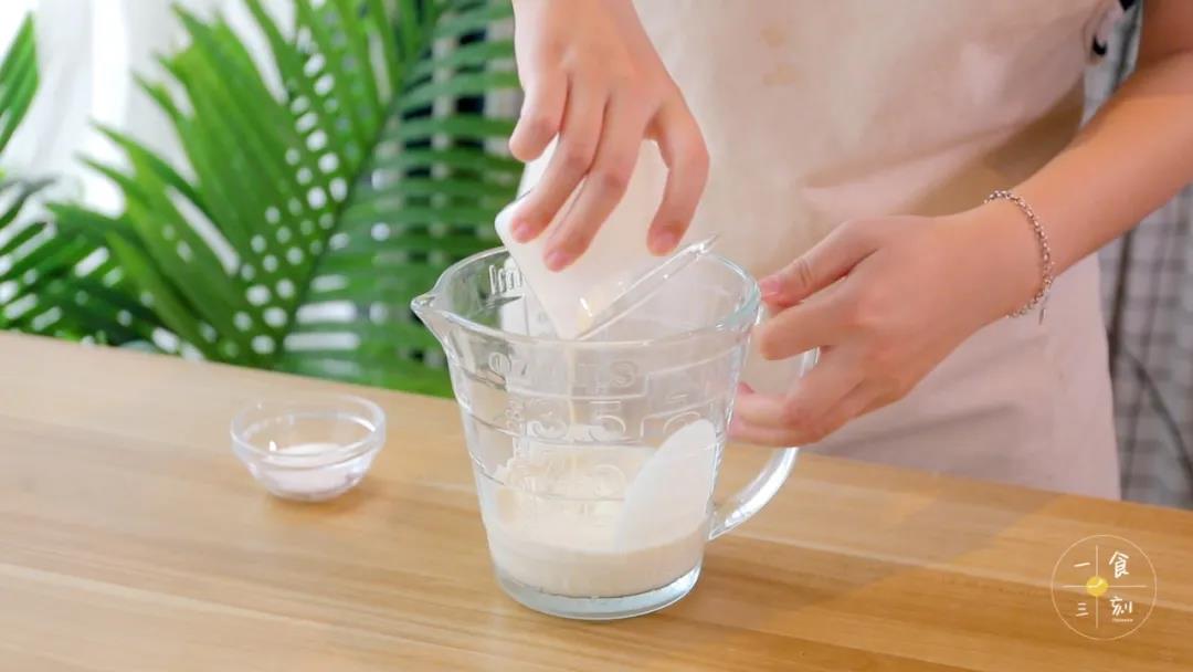 将淡奶油、细砂糖倒入大碗中，用电动打发器打发