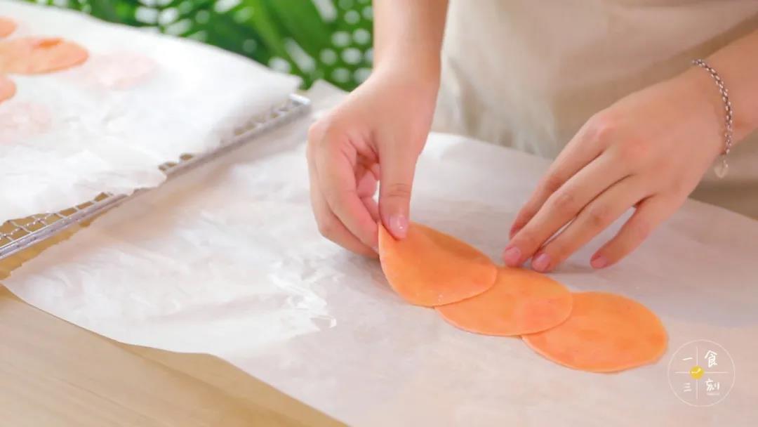 千层皮从左到右，3张叠在一起