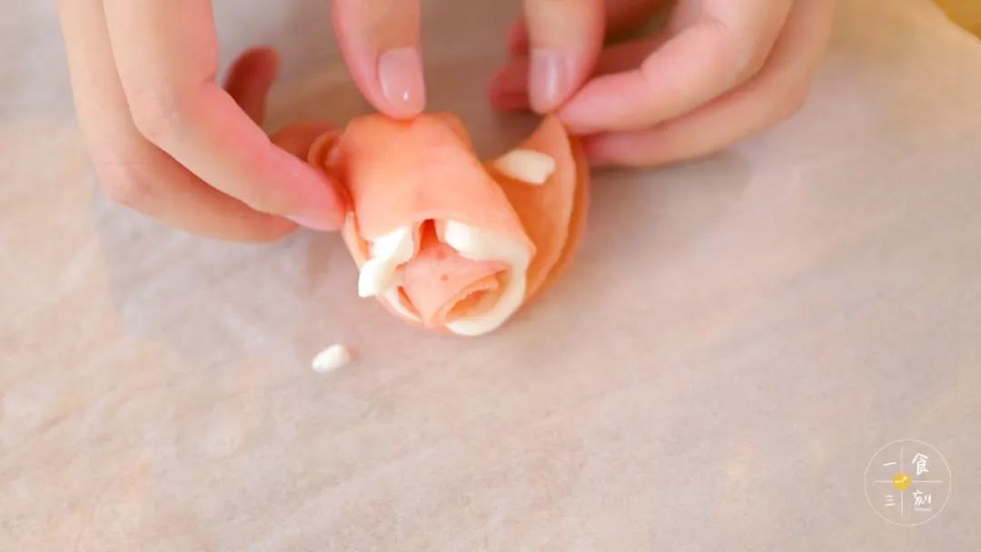 边边挤一点奶油帮助粘合