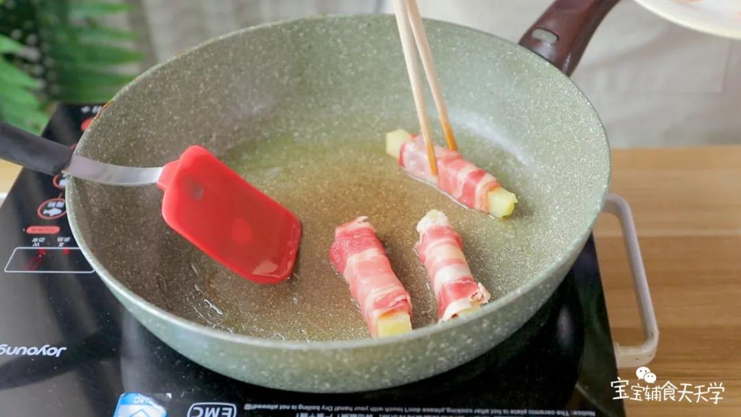 锅热油，把卷好的“排骨”放入，煎至变色定型