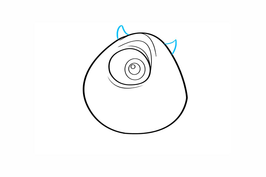 步骤6：将两个弯曲的三角形围在头部的顶部，形成麦克的角。