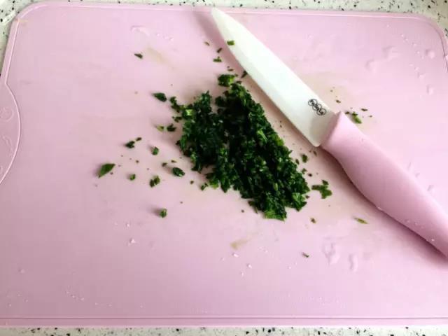 油菜洗净剁碎。
