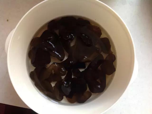 干木耳提前泡发。