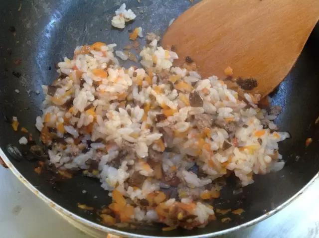 倒入软米饭拌匀就可以了。