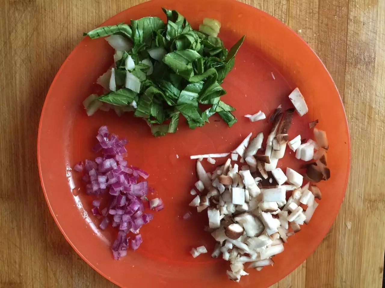 青菜洋葱香菇剁碎备用。