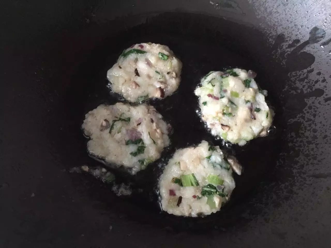 锅里放油，煎至两面金黄色。