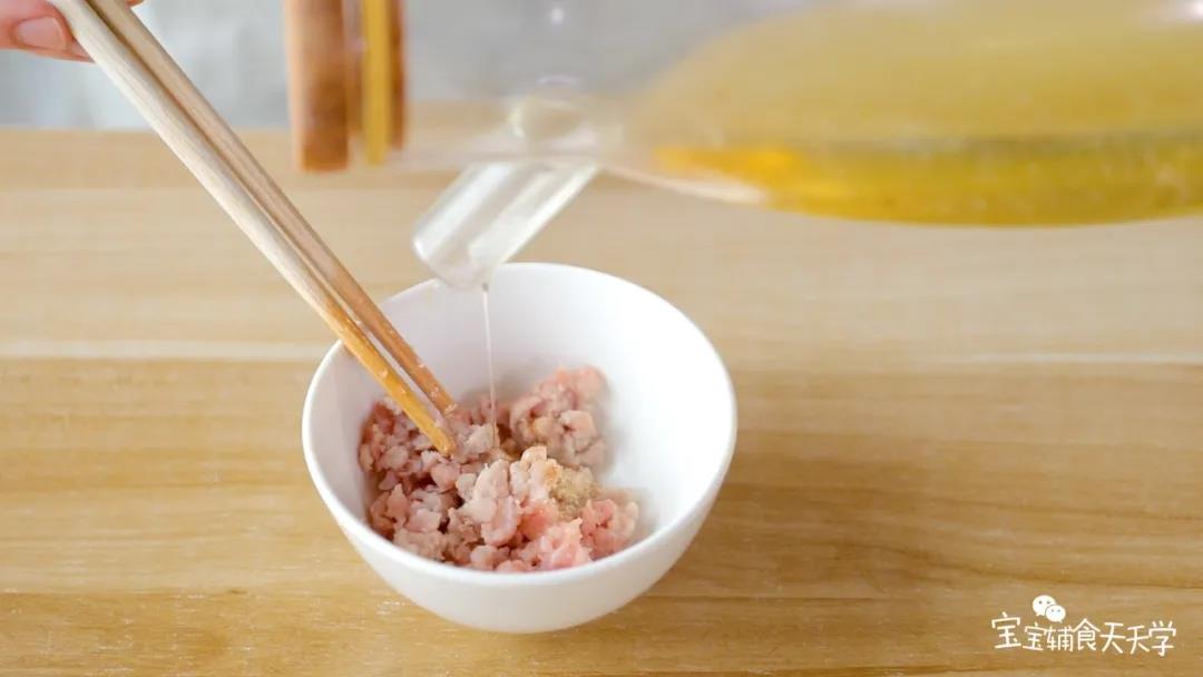 肉沫加入虾皮粉和少许食用油腌制10分钟
