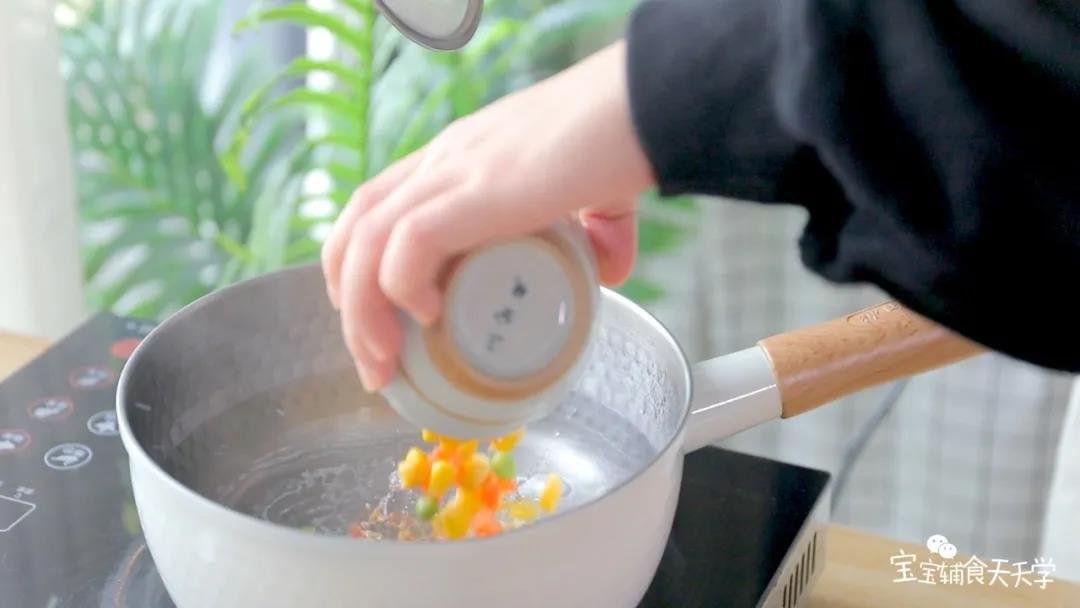 蔬菜粒焯水熟透捞起沥干