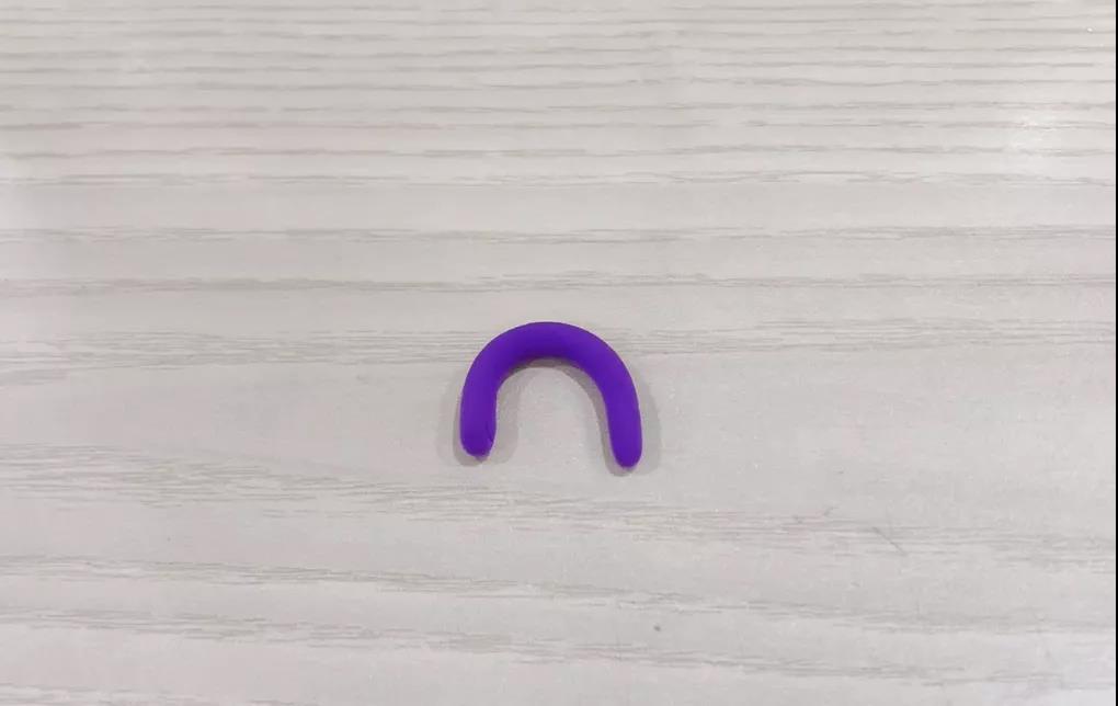 步骤1：首先用紫色的黏土搓成长条形，弯成一个反向“U”字型。