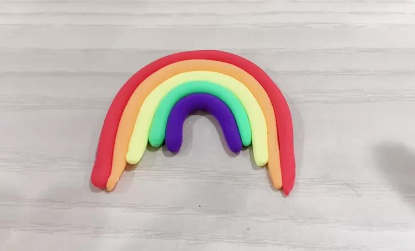 步骤2：用同样的方法搓好几种不同颜色的黏土依次往外面贴。