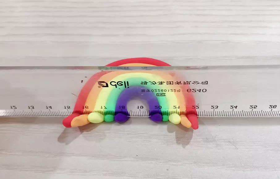 步骤3：用尺子或者直线的工具切掉多余的部分。