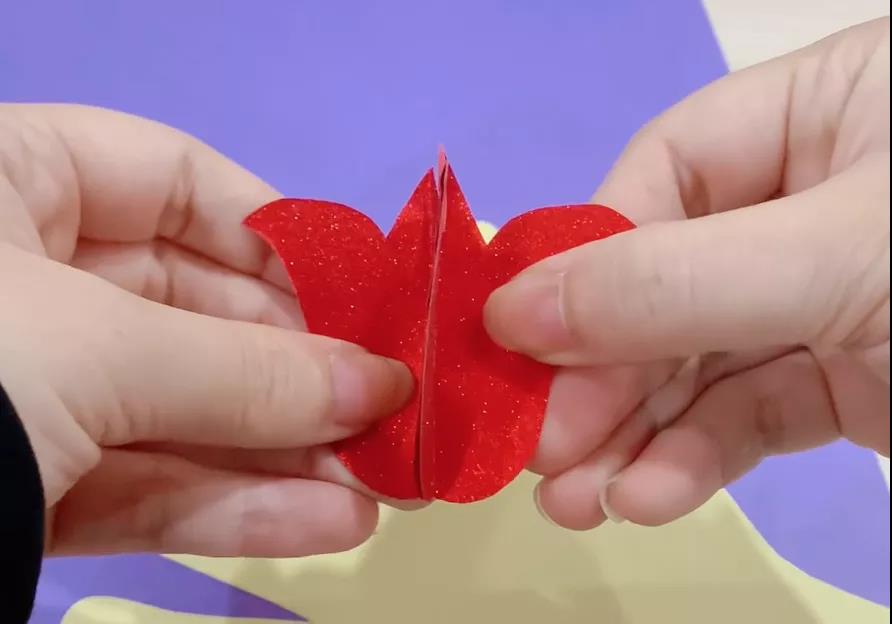 步骤4：2片的边缘用双面胶粘贴在一起。这样立体花朵就做好了。