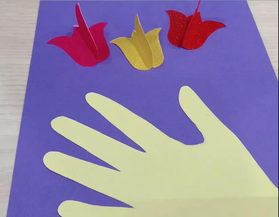 步骤5：按同样的方法总共做出3朵以上，贴在手的上方。