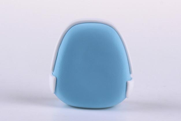 步骤2：用白色粘土做出拉链和侧面的小兜。