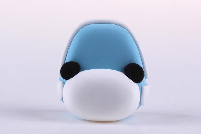 步骤4：在背包的正面做出熊猫白色的脸部和黑色的耳朵。