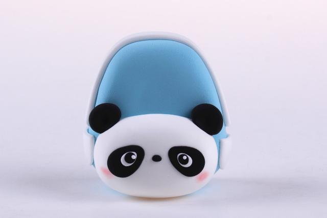 步骤6：把眼睛完善好，然后用色粉画出腮红，如图所示。