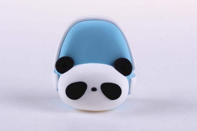 步骤5：做出熊猫的黑眼圈和小鼻子。