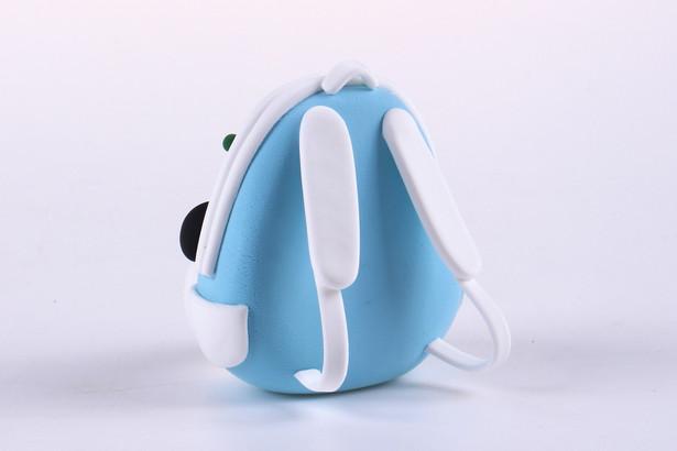 步骤8：最后做出背包的背带，这样熊猫背包就做好啦！