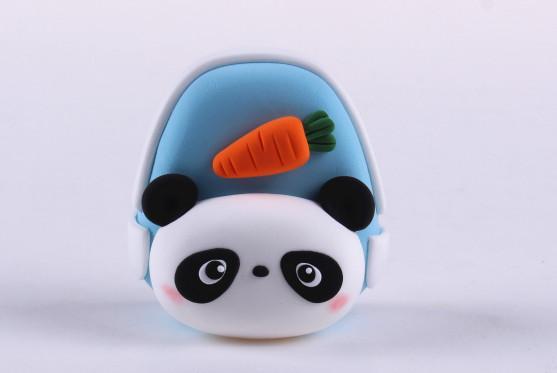 步骤7：在熊猫造型的上部做一根胡萝卜粘好。